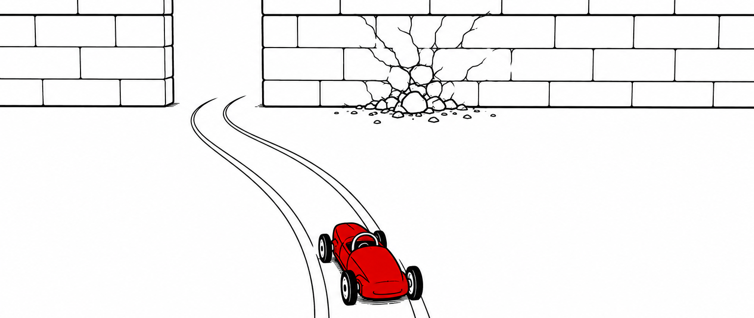 Ein Rennauto steuert auf eine Mauer zu, kann aber im letzten Moment durch eine Öffnung links entkommen
